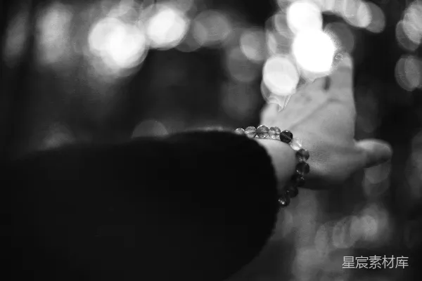 一张黑白照片中的妇女的手