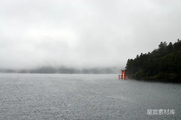 岛旁的水域