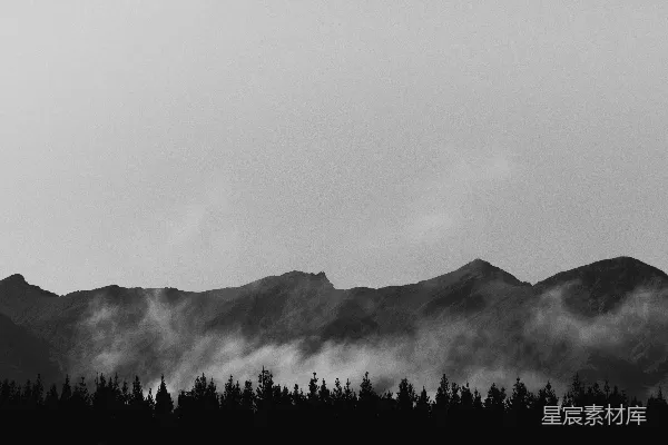 高清摄影 一张黑白照的山脉远景