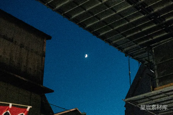 夜空中的弦月。