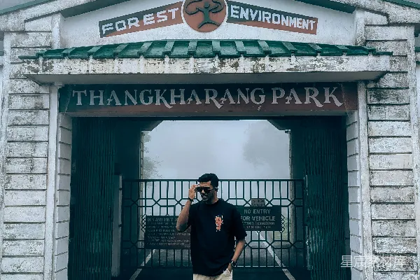一个男人在隧道前自拍