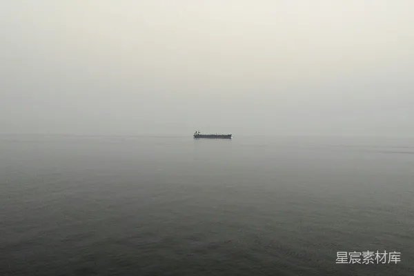 高清摄影 水面上的黑色小船