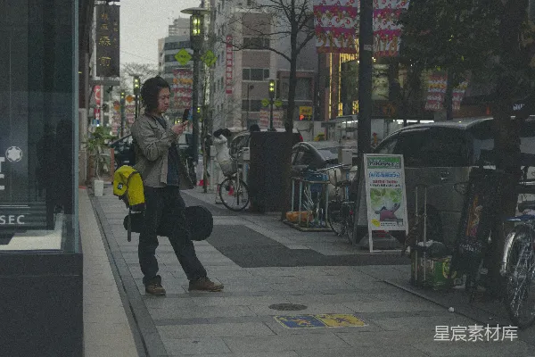 一个男人在街上打电话走着路