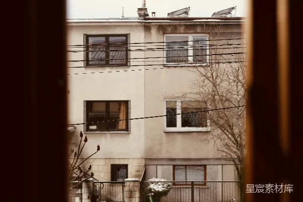 透过窗户看的一幢建筑的景象