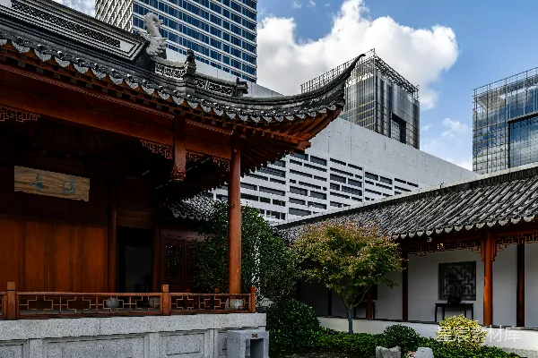 背景中有座建筑的院子