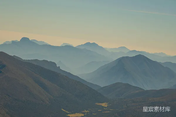 高清摄影 一片山丘与蓝天构成的风景