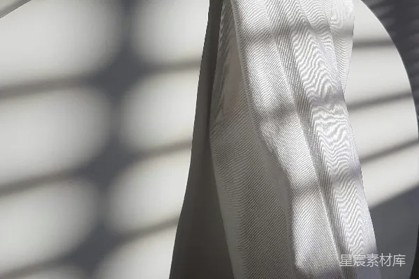 高清摄影 白衣服在圆白木板上