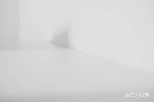 高清摄影 一张黑白照片，展示了一个白色的房间。