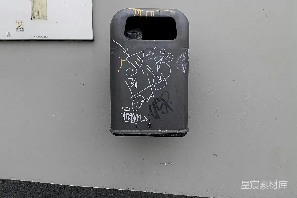 高清摄影 一幢建筑旁的黑色邮箱，上面有涂鸦。