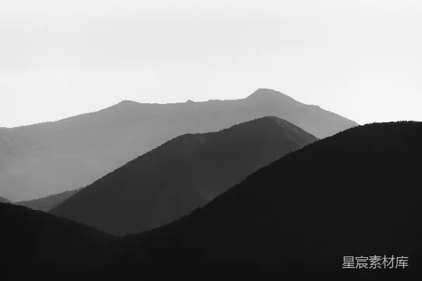 高清摄影 山峦笼罩在雾中