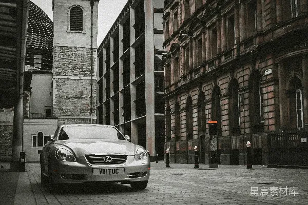 高清摄影 白天，一辆银色的奔驰双门轿跑车停在建筑物旁边。