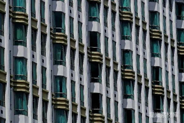 白色和蓝色的混凝土建筑