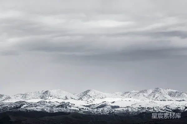 高清摄影 一张黑白照片，上面覆盖着雪的山脉