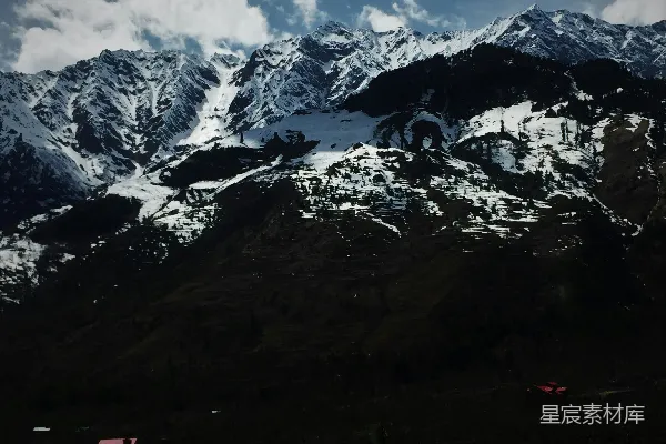 白天覆雪的山峰