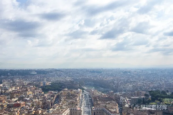 一座城市上空俯瞰，有座钟楼