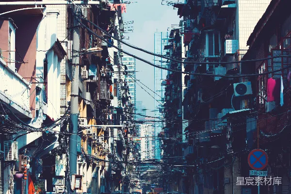 一条停着汽车的街头