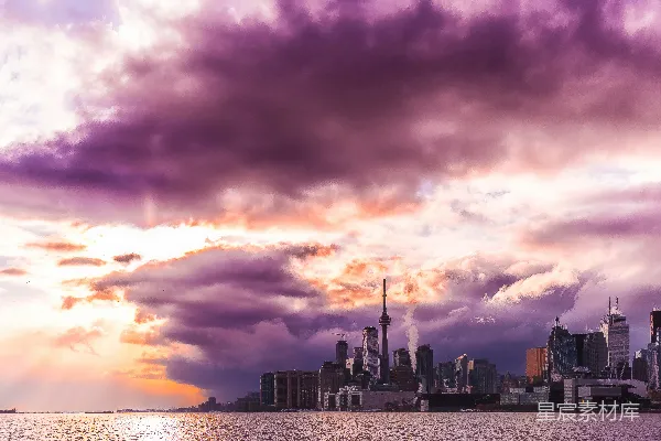 城市在黄昏时分云层下的 skyline