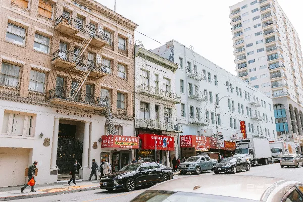 一条繁忙的城市街道两旁是建筑。