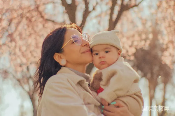 一个大人抱着婴儿。