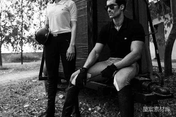 一个男人和一个女人坐在长椅上。