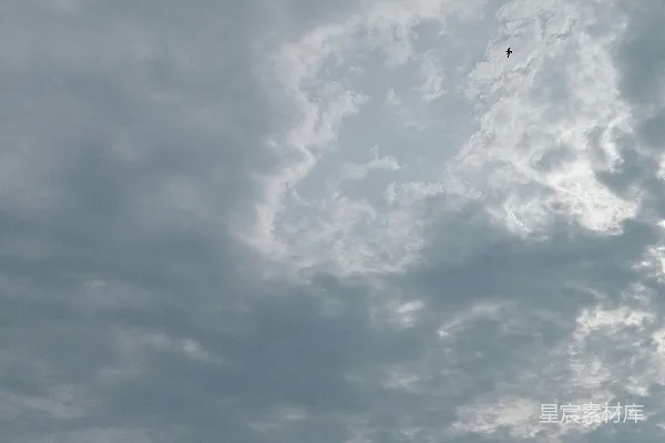 高清摄影 在多云的天空中，风筝高高地飘扬着。