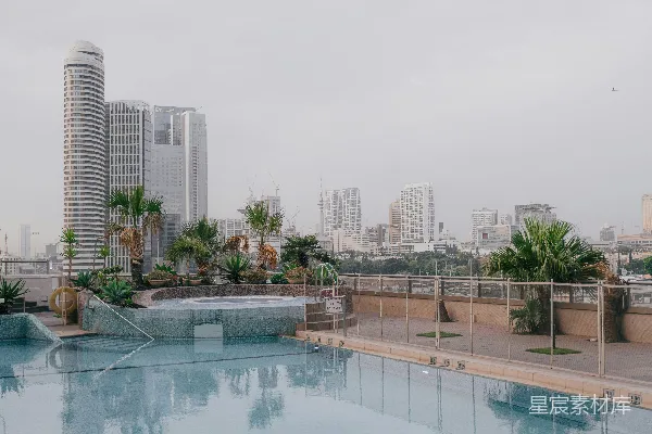 背景中有座城市的泳池