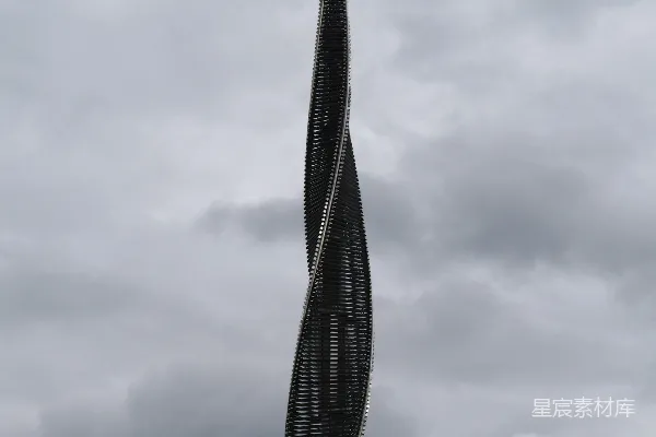 高清摄影 一座非常高大的建筑物旁边有一座非常高大的塔楼。