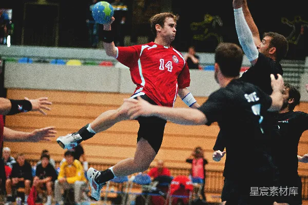 男子跳起时手持球旁有三人