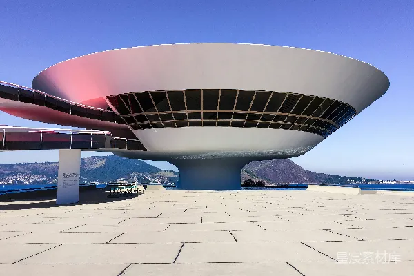 现代圆柱形建筑带有玻璃窗和步行道