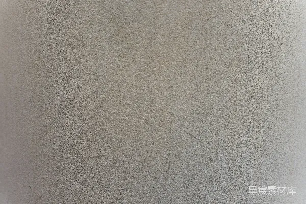 高清摄影 一个白色的马桶紧挨着一堵白墙放置。