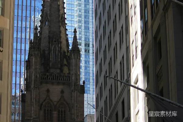 一座高大 Cathedral 奈何覆盖着满是高楼的城市