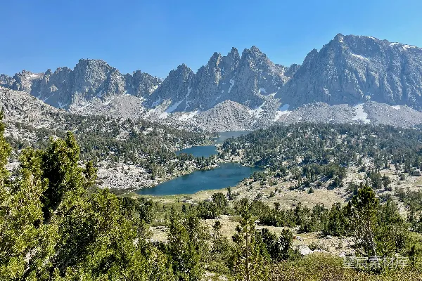 高清摄影 山峦远处有一湖泊的景象