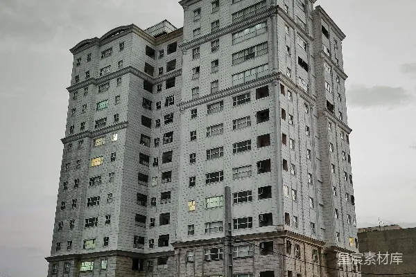 高清摄影 一座非常高大的白色建筑物，上面有许多窗户。