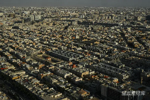 一座城市从空中俯瞰，有许多高大建筑物的景象