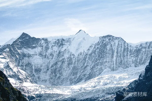 白雪覆盖的山峦山脉