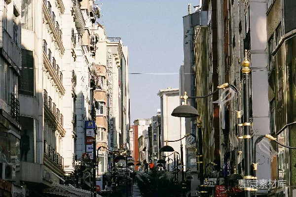 人们走在熙熙攘攘的城市街道上。