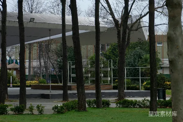 背景中有树木和一座建筑物的公园