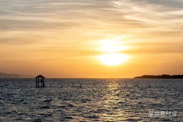 夕阳下海面上的房屋轮廓