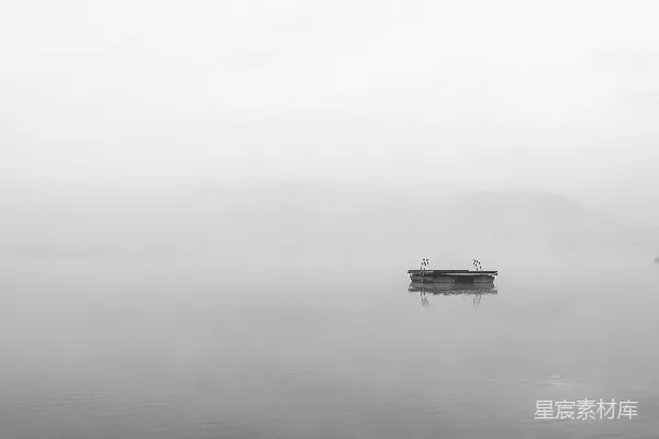高清摄影 雾天平静水面上的小船