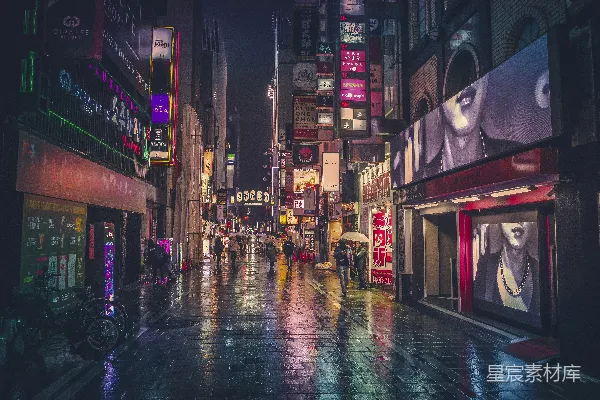 一条街道上有很多人和挂着招牌的建筑物