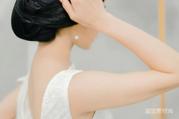 白T恤女郎