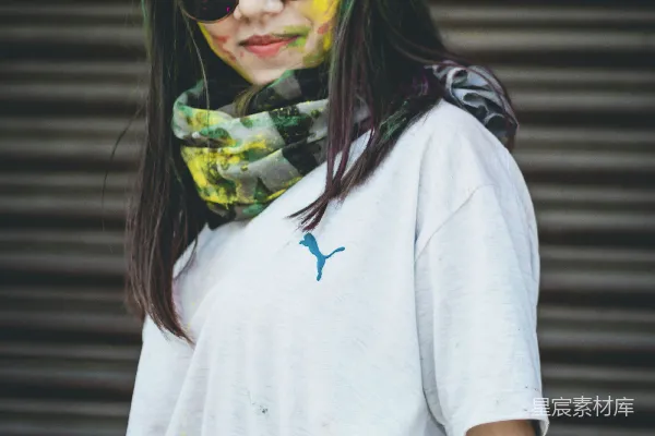 白背心上衣穿着墨镜的女士