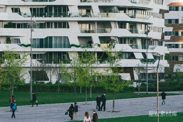 一群人在一片翠绿的草地上坐着