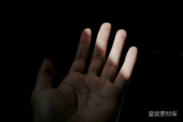一个人在黑暗中举起手