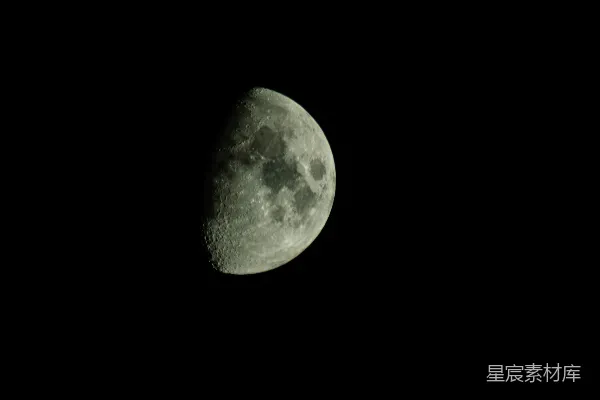 夜空中的一弯新月