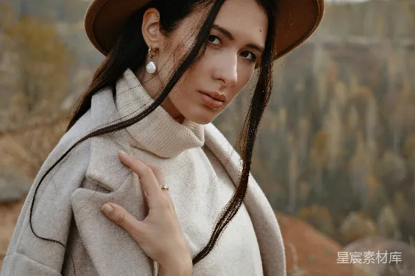 戴着帽子的人