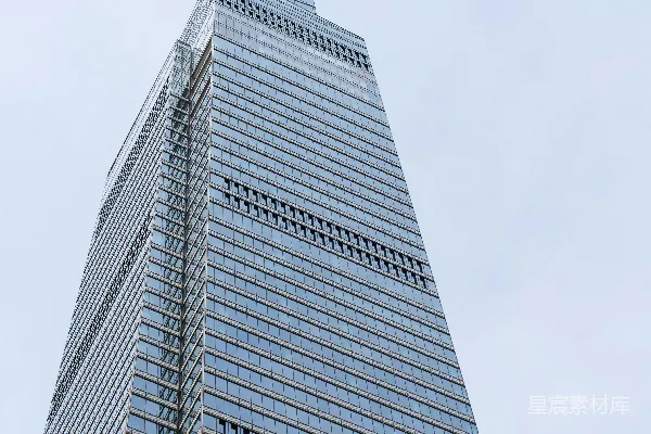 现代摩天大楼矗立在阴云密布的天空中
