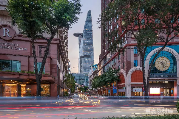 背景是高大的建筑物的一条城市街道。