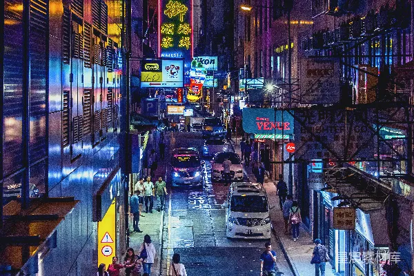 夜晚路上的人们
