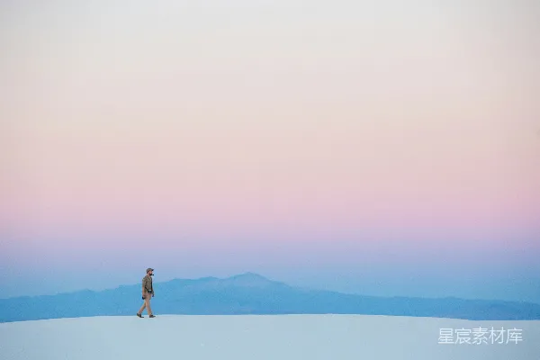 高清摄影 人在雪覆盖的山上行走